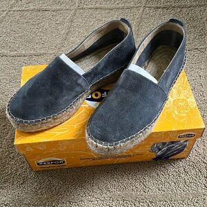 Gray suede espadrilles. Hand made in Spain.